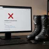 Komputer pokazuje błąd połączenia, obok stoją buty motocyklowe i paczka. Może to być sytuacja prowadząca do zwrotu pieniędzy (chargeback).