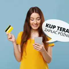 Uśmiechnięta dziewczyna z kartą płatniczą w dłoni, korzystająca z telefonu. Dymek z napisem "Kup teraz! Zapłać później!" sugeruje wygodne zakupy bez odsetek z Paypo.