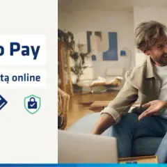 Para płaci online kartą, widoczny numer karty kredytowej. Szybko i bezpiecznie.