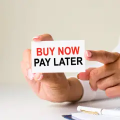 Karta z napisem "Kup teraz, zapłać później" symbolizuje wygodne zakupy z opcją paypal zapłać później.