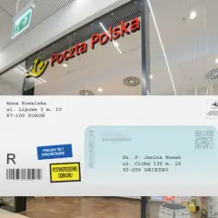 Awizo Poczty Polskiej. Jak sprawdzić nadawcę? Na kopercie widnieje adres Anny Kowalskiej z Torunia i adres odbiorcy Janiny Nowak z Gniezna.