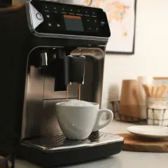 Nowoczesny ekspres do kawy przygotowuje idealne cappuccino. Zastanawiasz się, jaki ekspres do kawy wybrać? Ten model to świetny wybór!