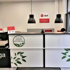 Punkt dpd KTW z zielonym logo "Przesyłki przyjazne dla środowiska". Waga i terminal płatniczy na ladzie.