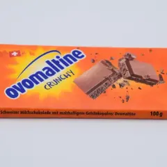 Tabliczka czekolady Ovomaltine Crunchy z Szwajcarii, z fragmentami czekolady i okruszkami.