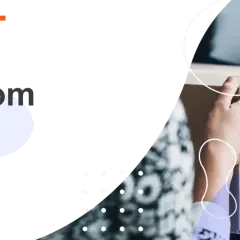 Zwrot do ASOS.com. Poradnik WygodneZwroty.pl. Dwie osoby przekazują sobie paczkę.