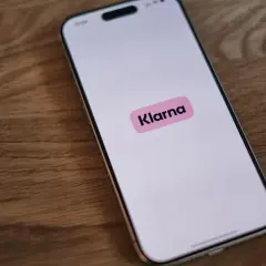 Smartfon z logo Klarna na ekranie. Sprawdzam swój klarna limit, by wiedzieć, na co mnie stać.