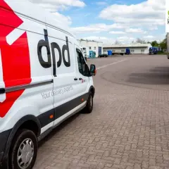 DPD - szybki dpd czas dostawy. Biały van z logo DPD na parkingu.