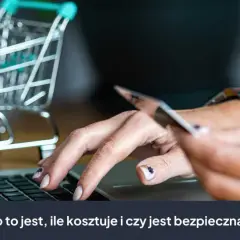 Dłoń trzyma kartę płatniczą nad klawiaturą laptopa, obok miniaturowy wózek sklepowy. Temat: karta Klarna.