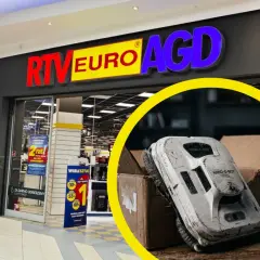 Robot do mycia okien w kartonie, przed sklepem RTV Euro AGD. Sprawdzanie statusu reklamacji może być proste.