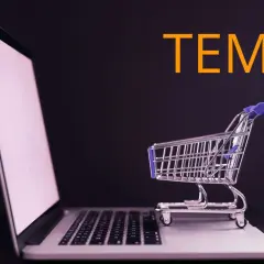 Miniaturowy wózek na zakupy na laptopie, obok napisu TEMU. Jak zrobic zwrot na temu?