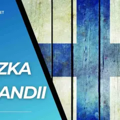 Tania paczka do Finlandii. Flaga Finlandii na drewnianym tle.