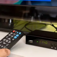 Pilot do telewizora i dekoder DVB-T2. Zastanawiasz się, jaki dekoder DVB-T2 wybrać, by cieszyć się nowym standardem odbioru telewizji naziemnej?