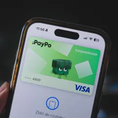 Karta PayPo na ekranie telefonu, z zabawną postacią i napisem #dajsobieczas. Wygląda na to, że paypo nie działa, bo ekran pokazuje "Zbliż do czytnika".