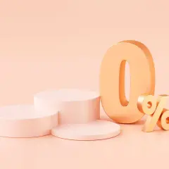 Złote cyfry "0%" na pastelowym tle, obok okrągłych podium. Idealna oferta na raty 0%.