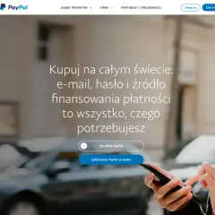 Kobieta używa telefonu, by dowiedzieć się, jak działa PayPal. Kupuj na całym świecie, wystarczy e-mail, hasło i źródło finansowania.