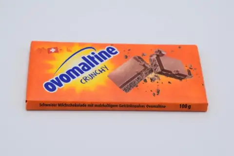 Tabliczka czekolady Ovomaltine Crunchy z Szwajcarii, z fragmentami czekolady i okruszkami.