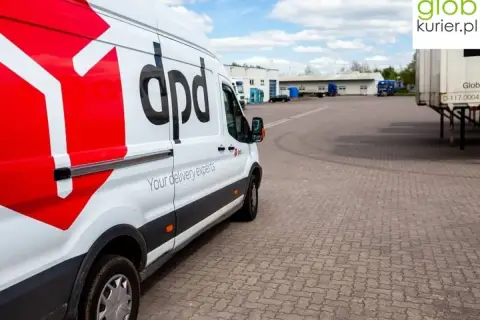 DPD - szybki dpd czas dostawy. Biały van z logo DPD na parkingu.