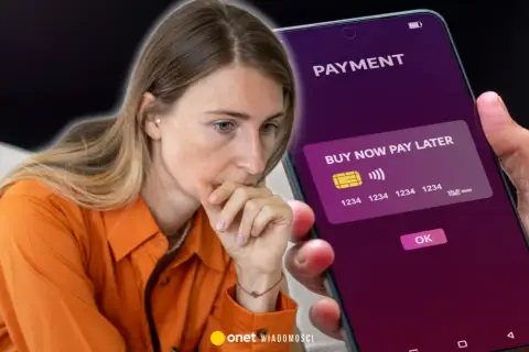 Zamyślona kobieta patrzy na ekran telefonu z opcją "Kup teraz, zapłać później". Czy to początek problemów z paypo windykacja?