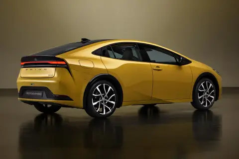 Złoty Prius Plug-in Hybrid, jeden z ekologicznych samochodów, prezentuje swój nowoczesny design z tyłu.