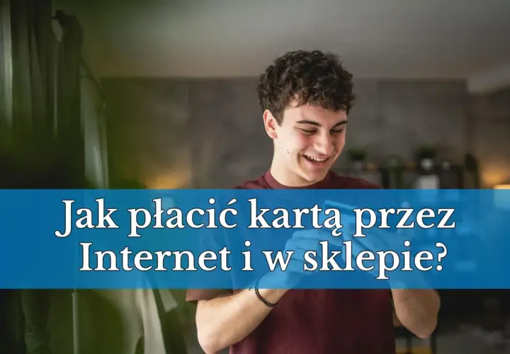 Młody mężczyzna uśmiecha się, trzymając telefon. Tekst na zdjęciu pyta, czy kartą debetową można płacić w internecie i w sklepie.