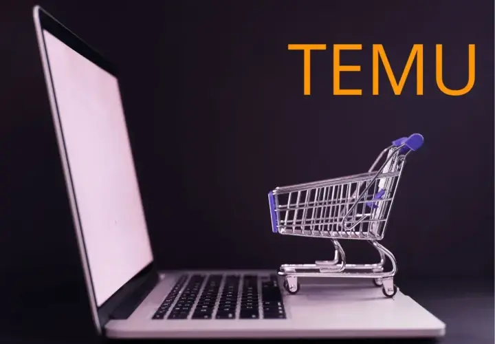 Laptop z małym wózkiem sklepowym na klawiaturze i napisem TEMU. Szybki zwrot pieniędzy po zakupach online.
