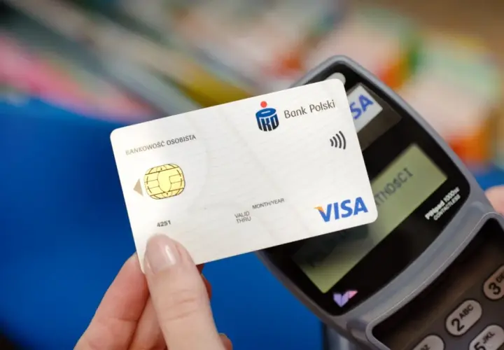 Zbliż kartę Banku Polskiego Visa do terminala, by szybko i bezpiecznie zapłacić. To prosty sposób, jak płacić kartą zbliżeniowo.