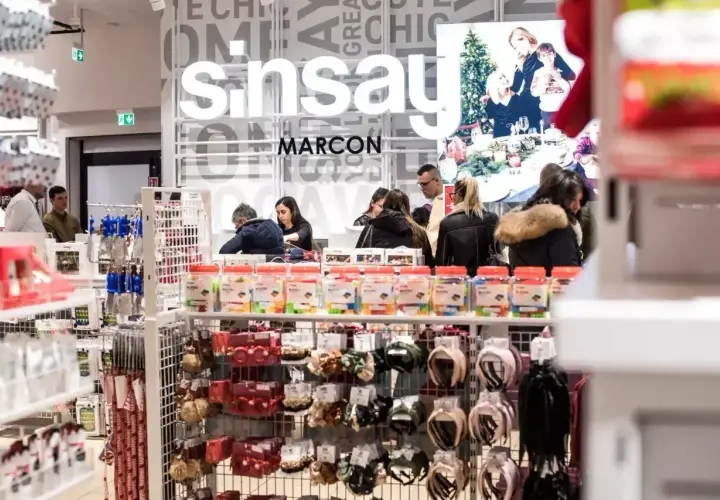 W Sinsay można płacić Blikiem. Sklep oferuje szeroki wybór akcesoriów i ubrań, a płatność Blikiem ułatwia zakupy.