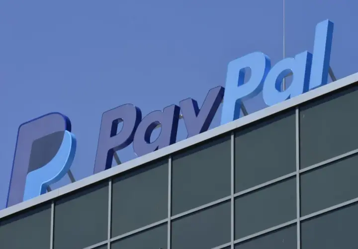 Logo PayPal na budynku. Dowiedz się, jak płacić PayPal w sklepie, korzystając z tej bezpiecznej metody płatności.