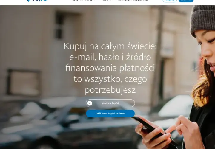 Kobieta używa telefonu, by dowiedzieć się, jak działa PayPal. Kupuj na całym świecie, wystarczy e-mail, hasło i źródło finansowania.