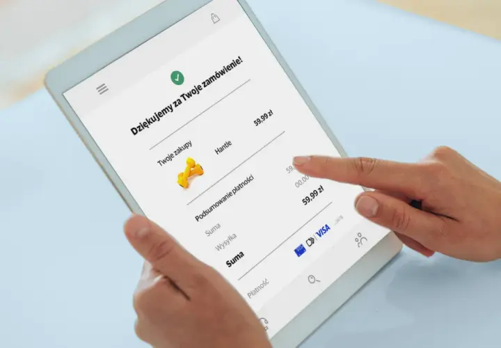 Potwierdzenie zamówienia na tablecie. Widzisz podsumowanie zakupów i opcję płatności kartą Visa, co pokazuje, jak płacić kartą Visa przez internet.