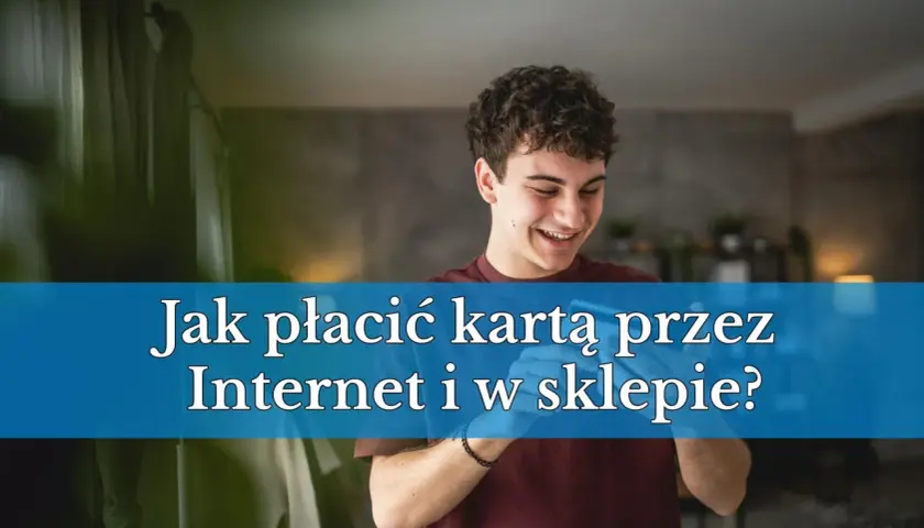 Młody mężczyzna uśmiecha się, trzymając telefon. Tekst na zdjęciu pyta, czy kartą debetową można płacić w internecie i w sklepie.