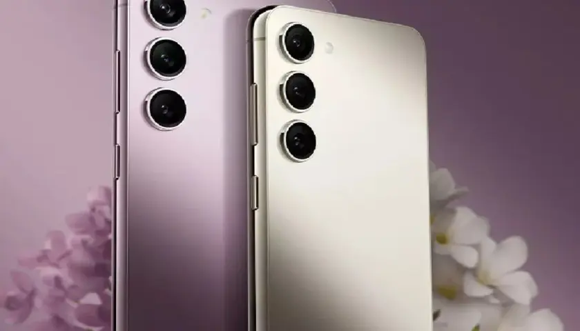 Dwa telefony Samsung z dobrym aparatem, jeden fioletowy, drugi kremowy, na tle kwiatów.