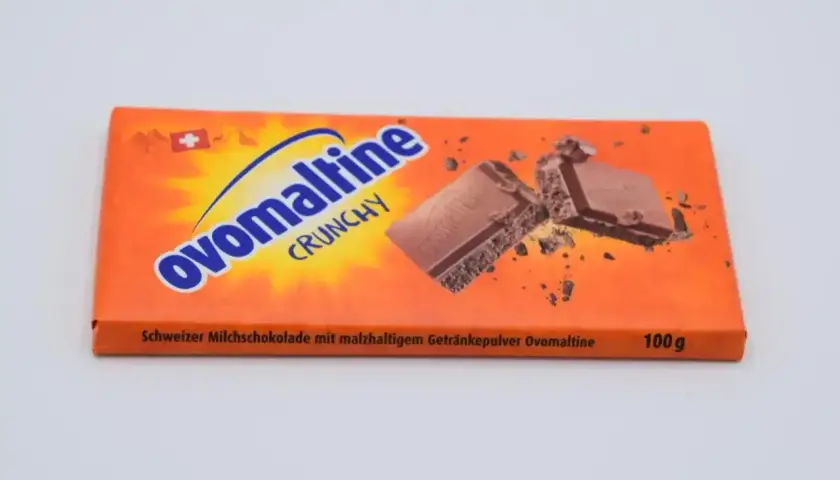 Tabliczka czekolady Ovomaltine Crunchy z Szwajcarii, z fragmentami czekolady i okruszkami.