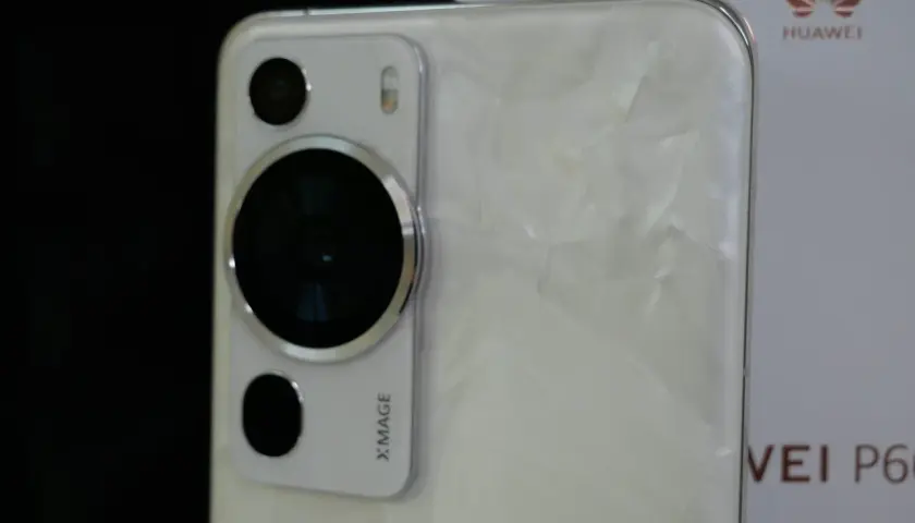 Biały Huawei P60 z modułem aparatów Xmage. Idealny tani telefon z dobrym aparatem do uchwycenia każdej chwili.