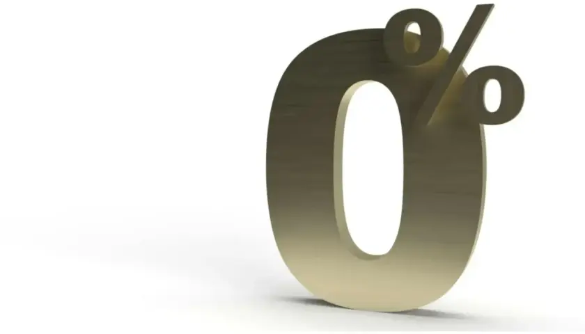 Złoty symbol procentu na białym tle. Idealna oferta: raty 0.