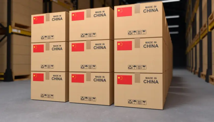 Paczki z Chin piętrzą się w magazynie, gotowe do wysyłki. Każde pudełko z chińską flagą i napisem "Made in China" czeka na swoją podróż.