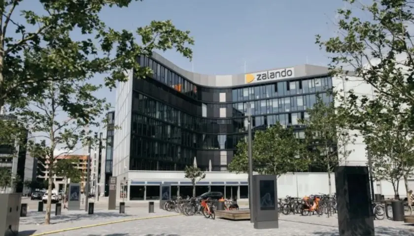Nowoczesny budynek Zalando. Zastanawiasz się, czy na Zalando można płacić Paypo? Sprawdź sam!