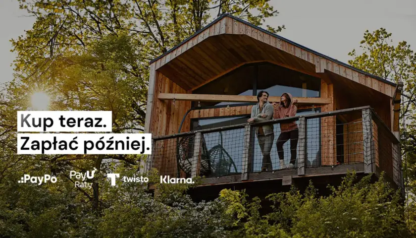 Para, klarna co to? Kup teraz, zapłać później. Dwie osoby na tarasie domku w drzewach.