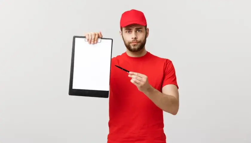 Kurier DHL z notatnikiem i długopisem, gotowy do spisania protokołu szkody.
