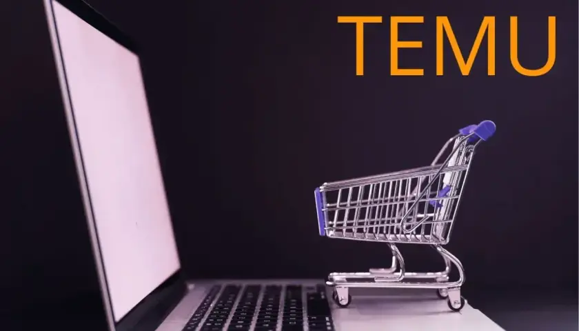 Laptop z małym wózkiem sklepowym na klawiaturze i napisem TEMU. Szybki zwrot pieniędzy po zakupach online.