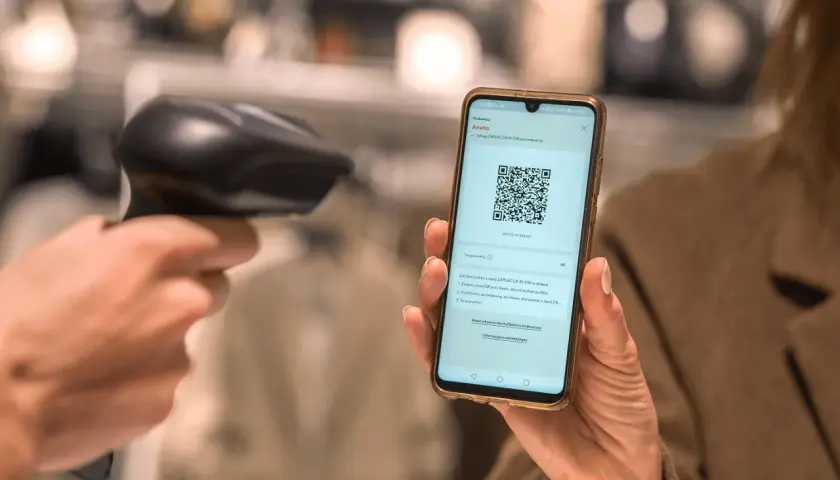 Skanowanie kodu QR z telefonu w celu zapłaty hm paypo.