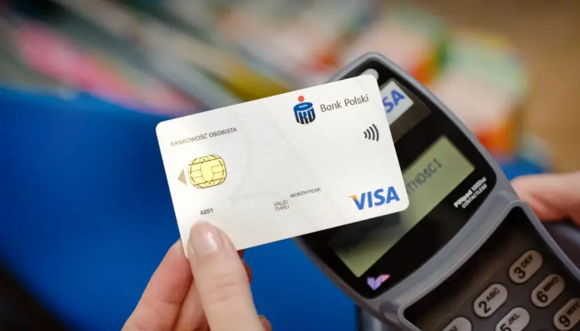 Zbliż kartę Banku Polskiego Visa do terminala, by szybko i bezpiecznie zapłacić. To prosty sposób, jak płacić kartą zbliżeniowo.