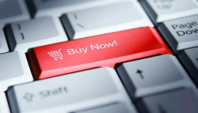 Czerwony klawisz "Buy Now!" na klawiaturze. Czy Paypo jest w BIK? To pytanie zadaje sobie wiele osób przed zakupami online.