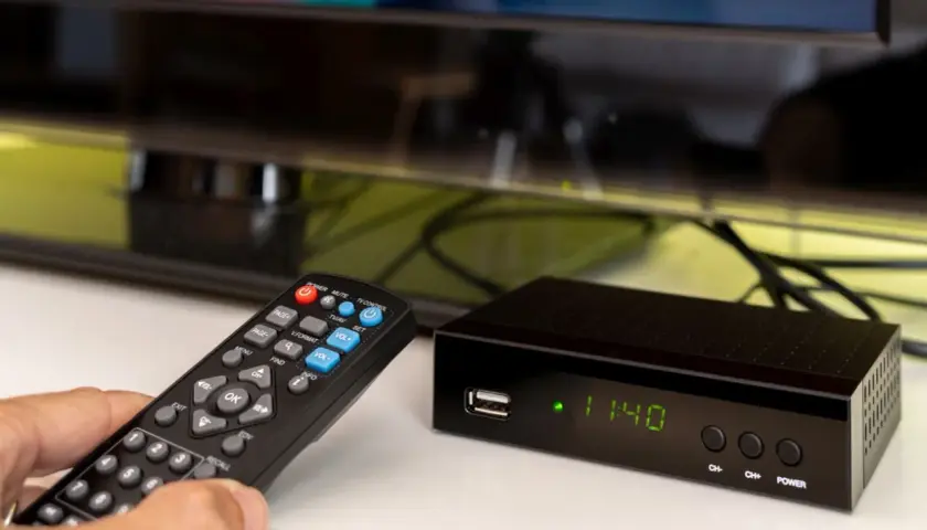 Pilot do telewizora i dekoder DVB-T2. Zastanawiasz się, jaki dekoder DVB-T2 wybrać, by cieszyć się nowym standardem odbioru telewizji naziemnej?