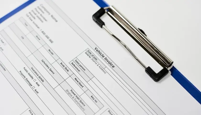 Formularz faktury za pojazd, gdzie można sprawdzić, cmr co to jest, dane sprzedawcy i kupującego, specyfikacje auta.