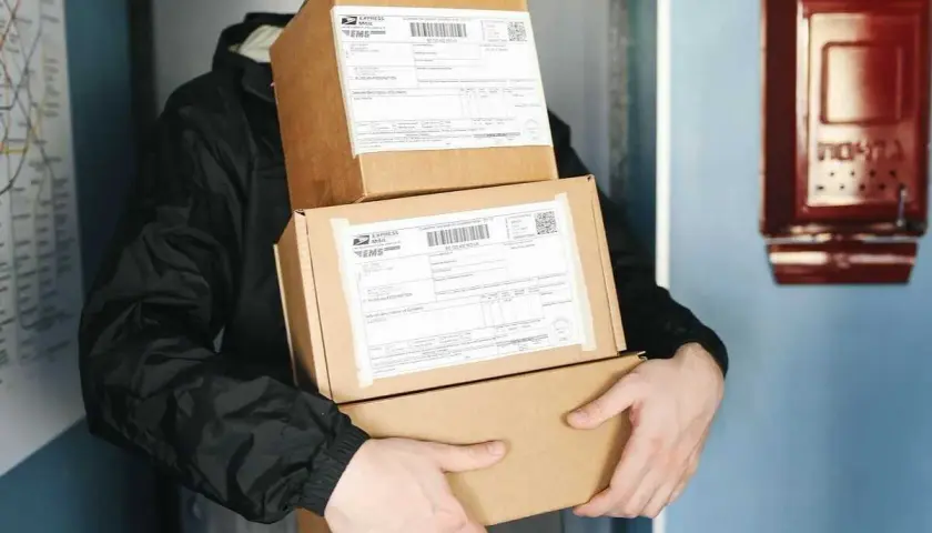Kurier z paczkami. Zastanawiasz się, jak anulować zakup na Vinted? Zobacz, co zrobić, gdy paczka już w drodze.