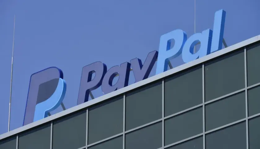 Logo PayPal na budynku. Dowiedz się, jak płacić PayPal w sklepie, korzystając z tej bezpiecznej metody płatności.