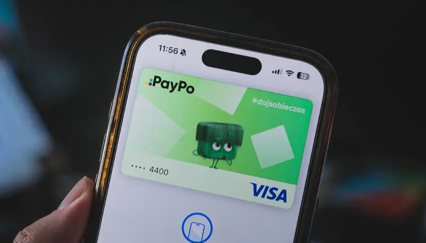 Karta PayPo na ekranie telefonu, z zabawną postacią i napisem #dajsobieczas. Wygląda na to, że paypo nie działa, bo ekran pokazuje "Zbliż do czytnika".