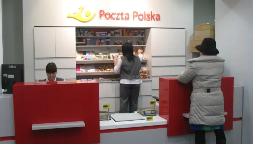 W placówce Poczta Polska Global Express klienci obsługiwani są przy czerwonych ladach.
