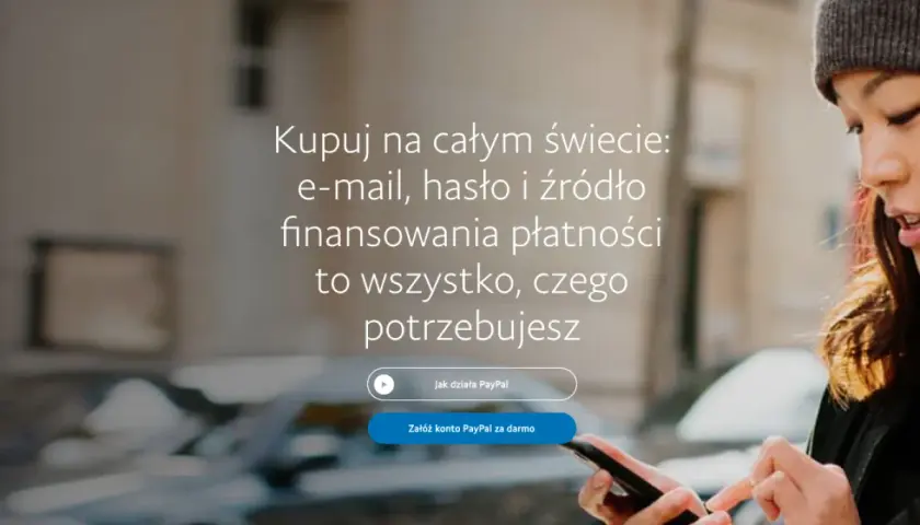 Kobieta używa telefonu, by dowiedzieć się, jak działa PayPal. Kupuj na całym świecie, wystarczy e-mail, hasło i źródło finansowania.